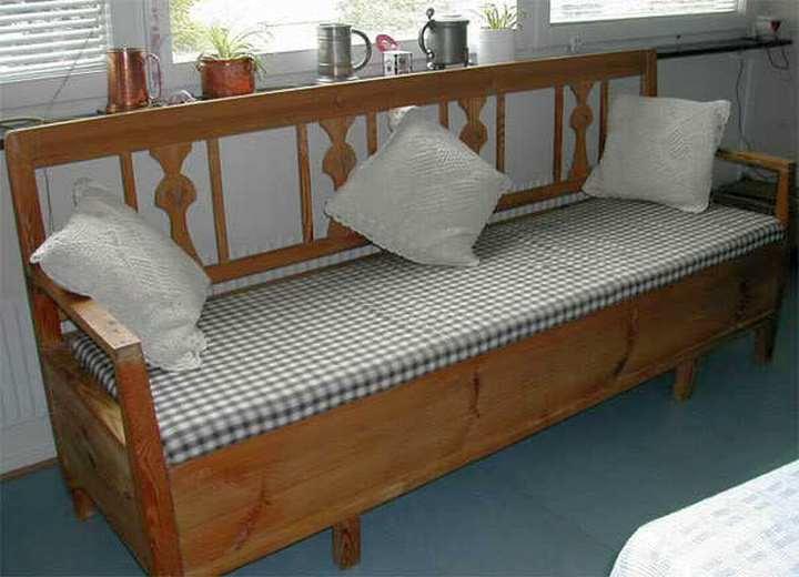 Атом шумы топчан. Деревянный диван с подушками. Скамейка на кухню. Лавка с подушками на кухню. Диван скамья.
