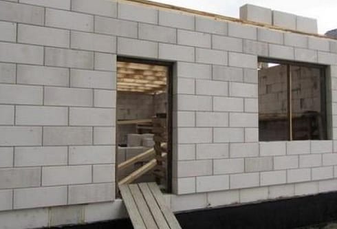 какой толщины должны быть стены из газобетона