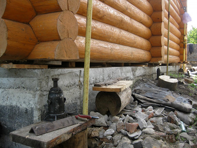 Замена фундамента: как заменить под старым деревянным домом блочную .