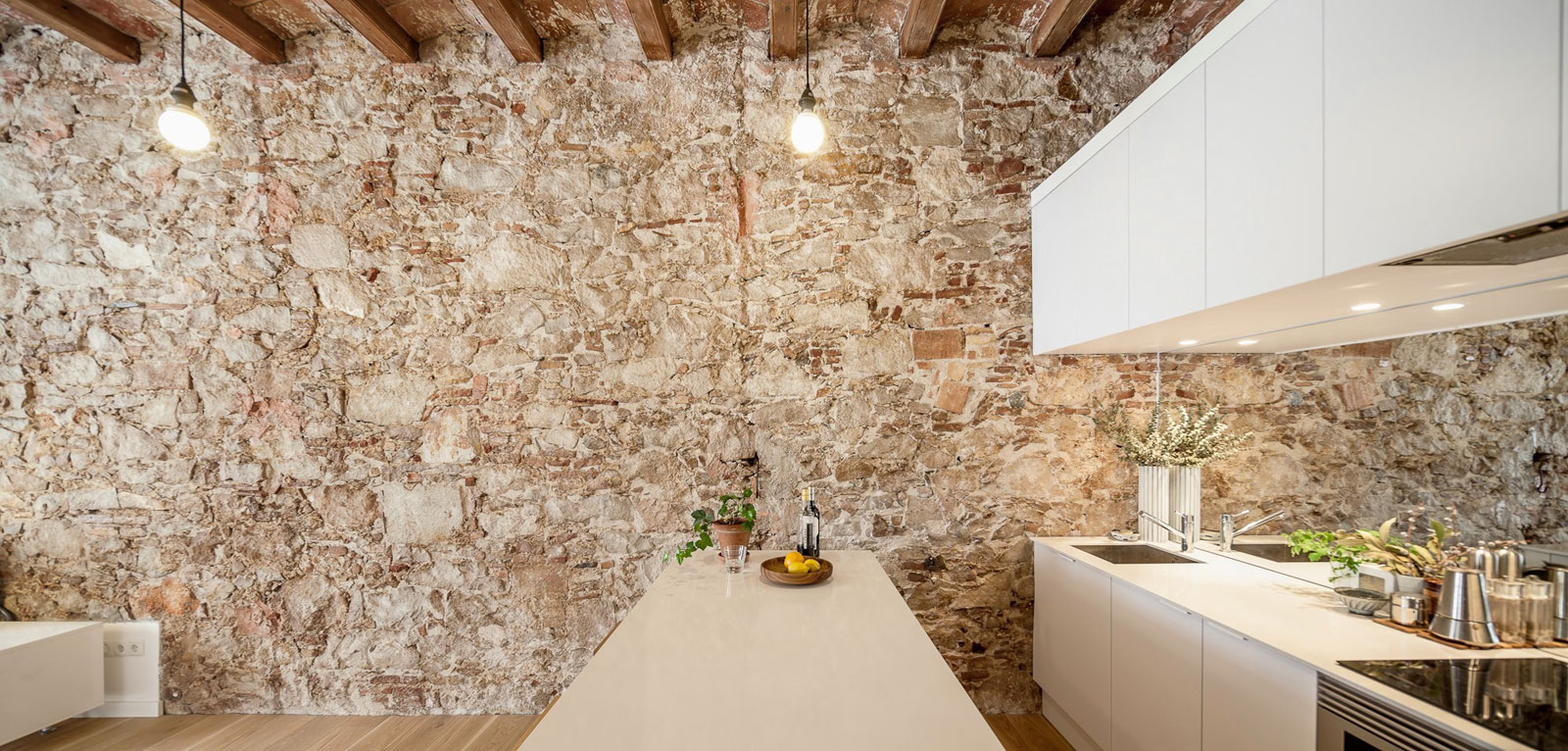 Renovation-Apartment-in-Les-Corts-kitchen-stone-wall
