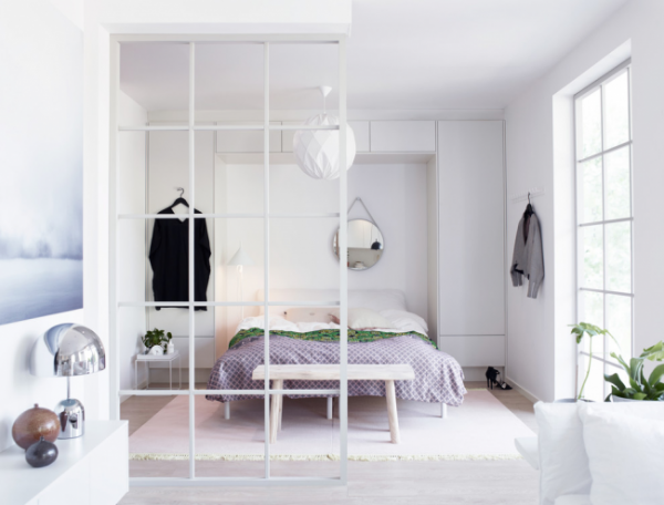 Разделение комнаты на 2 зоны спальни и гостиной в белом цвете