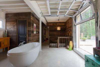 огромное окно в ванной комнате в деревянном доме