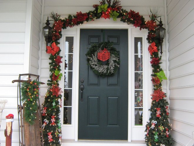 Идеи декора дверей к Новому году