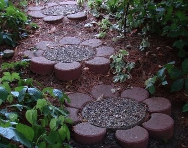Каменные плиты в виде цветков в саду