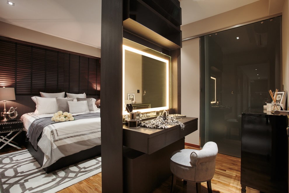 Трюмо с зеркалом в спальне современного стиля