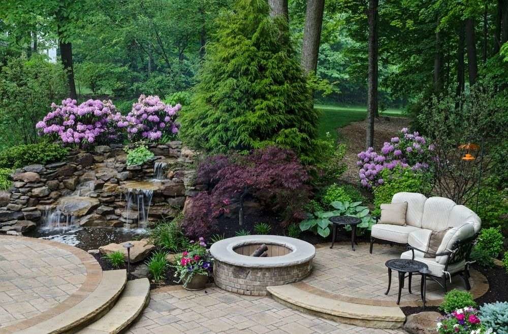 Уютная площадка для отдыха в саду смешанного стиля