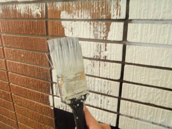 Наносить латексную краску на кирпичные стены фасада вашего дома лучше всего с помощью валика или кисти