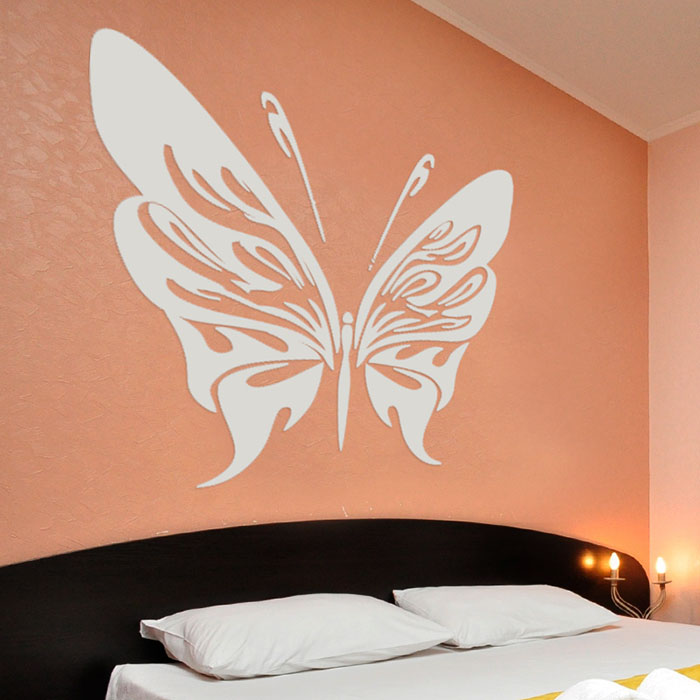 Габаритные бабочки создаются из декоративной штукатурки у изголовья кровати. Здесь достаточного одного элемента