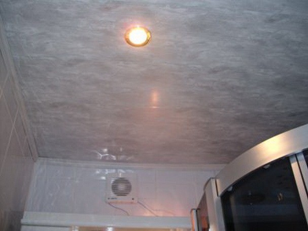 ПВХ панели потолка в ванной
