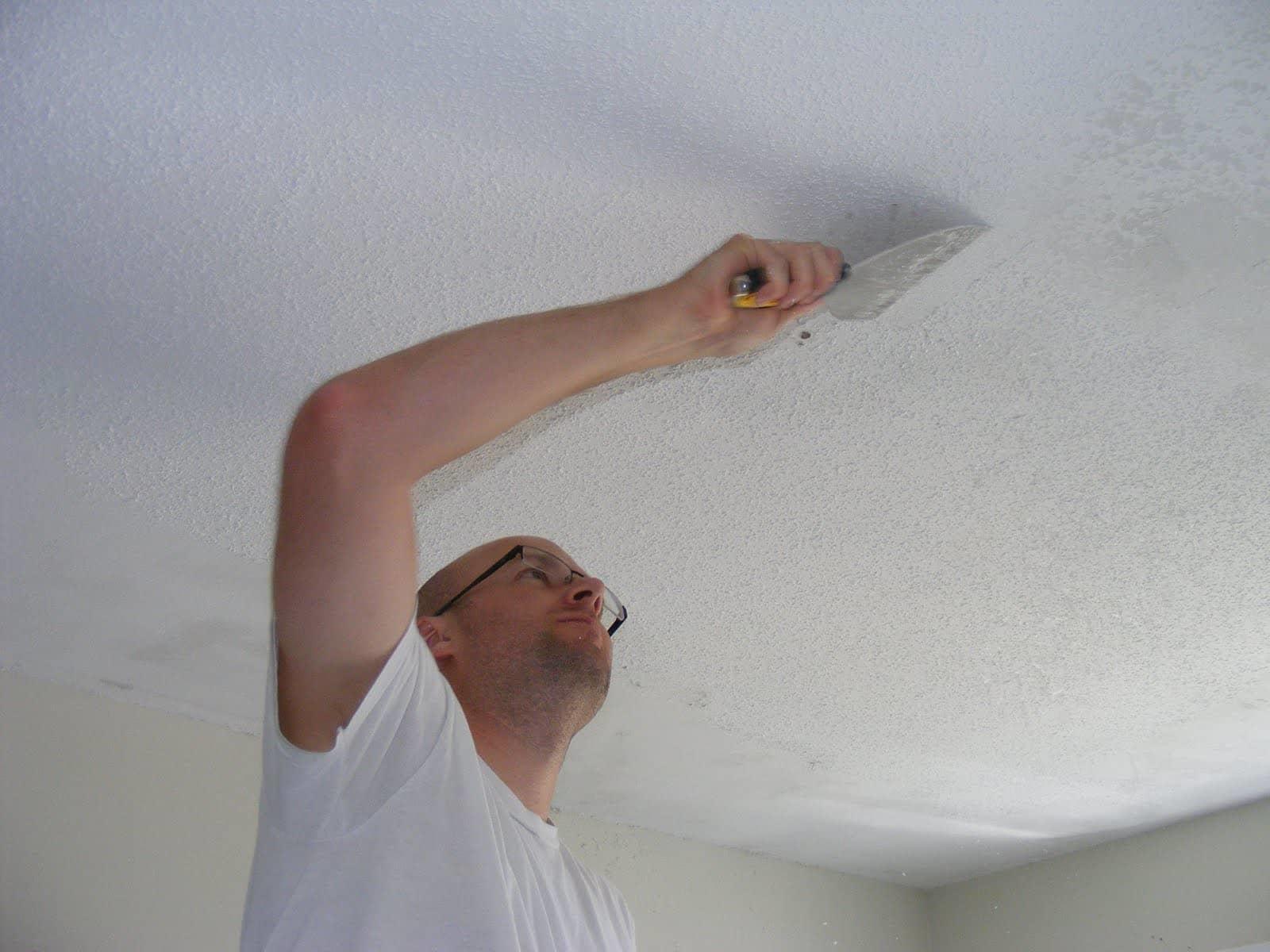 Перед покраской потолка необходимо произвести все подготовительные работы: очистить его, после этого нанести грунтовку в два слоя 