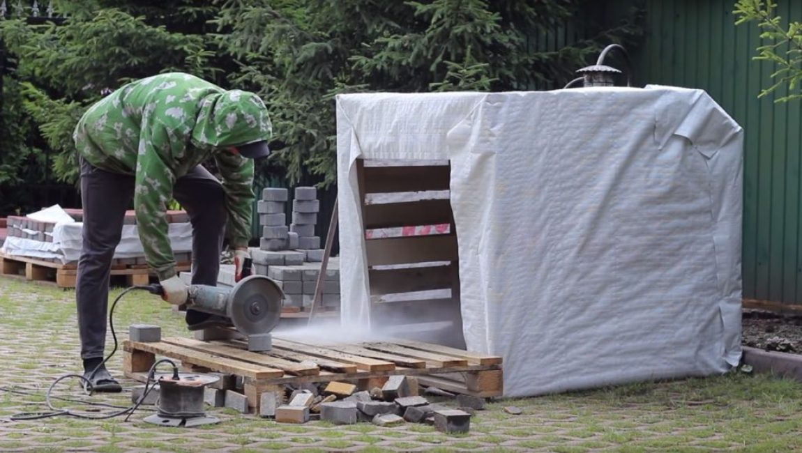 Резка плитки осуществляется при помощи болгарки с кругами для работы по бетону