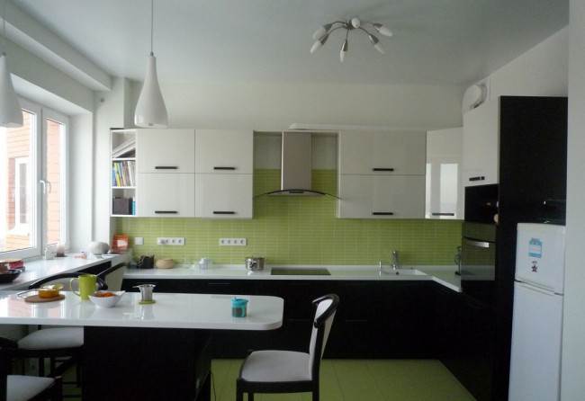 Зеленая керамика на кухне с черно-белыми фасадами
