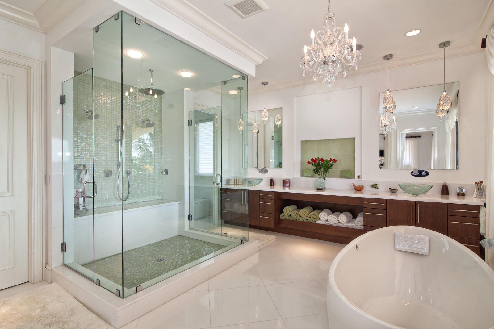Большая стеклянная душевая с мозаикой в ванной комнате