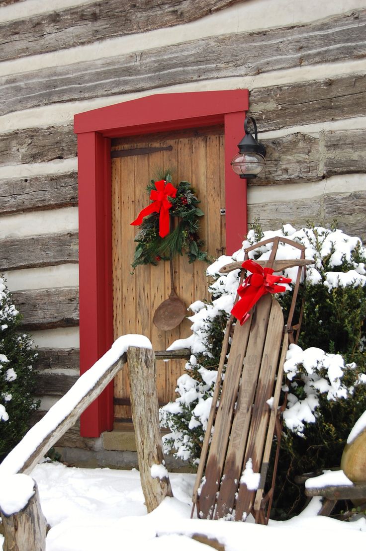 Новогоднее украшение двери в рустикальном стиле