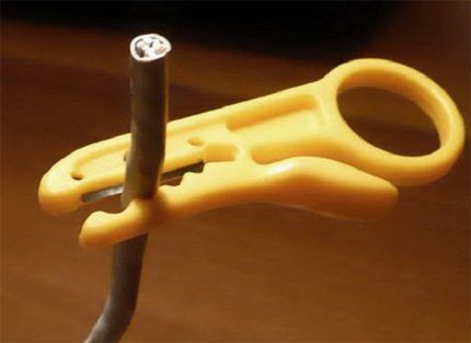 Подрезка оболочки сетевого кабеля