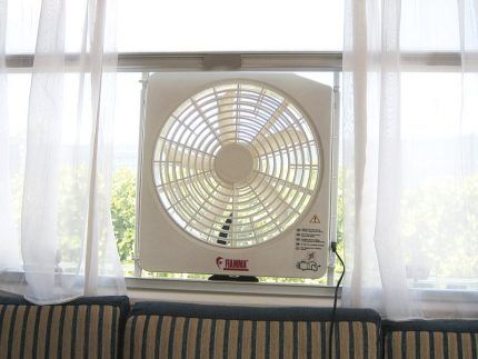 Временная установка вентилятора в окно