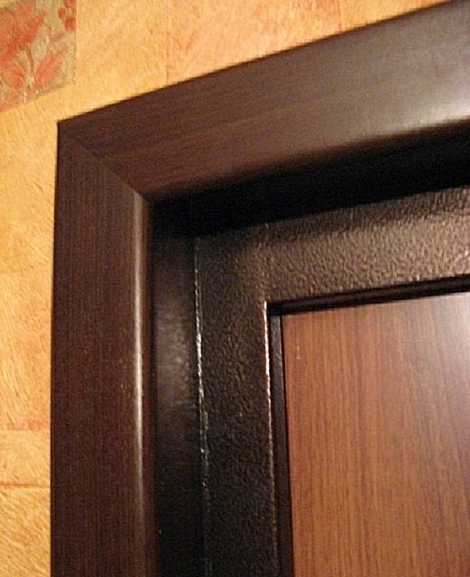 Виниловые откосы обычно изготавливают на заказ после промера дверных проемов