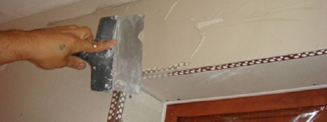 Шпатлевание стенок вокруг дверного проема