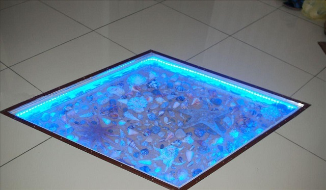 Осветительный модуль с объёмной композицией на «морскую тематику» — так и напрашивается к установке в ванную комнату