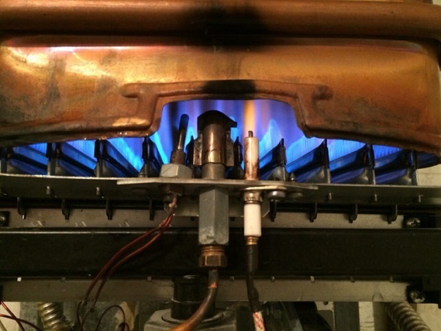Пламя горелок может регулироваться вручную или, в современных моделях, автоматически, в зависимости от требуемой температуры, давления в системе водопровода и текущего потребления горячей воды.