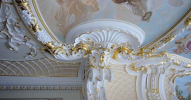 Обязательным атрибутом «ампира» являются светлые потолки, украшенные лепными рельефами.
