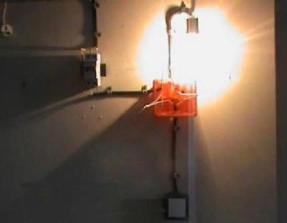 Если после подключения лампочка загорается, то проводники подключены правильно – теперь можно спрятать провода в распредкоробке и закрыть ее крышкой