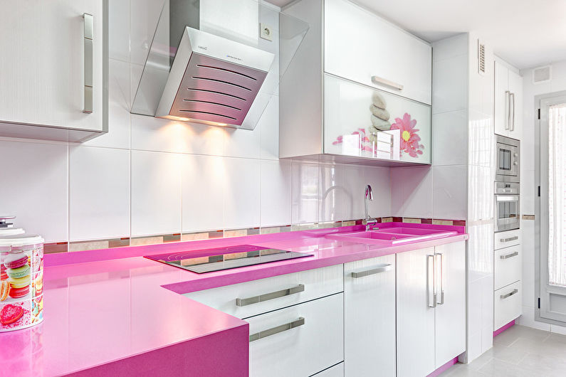 Сочетание цветов в интерьере кухни - розовый с белым