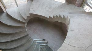 Как заливают бетонные лестницы