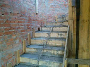 Опалубка и заливка лестницы