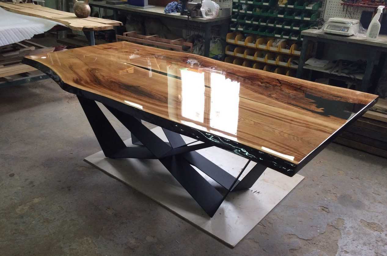 Как сделать стол из дерева и стекла?