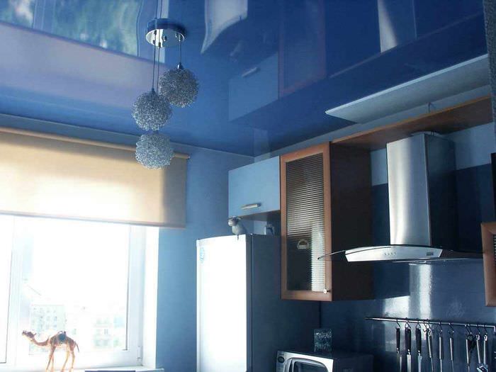пример светлого интерьера потолка кухни